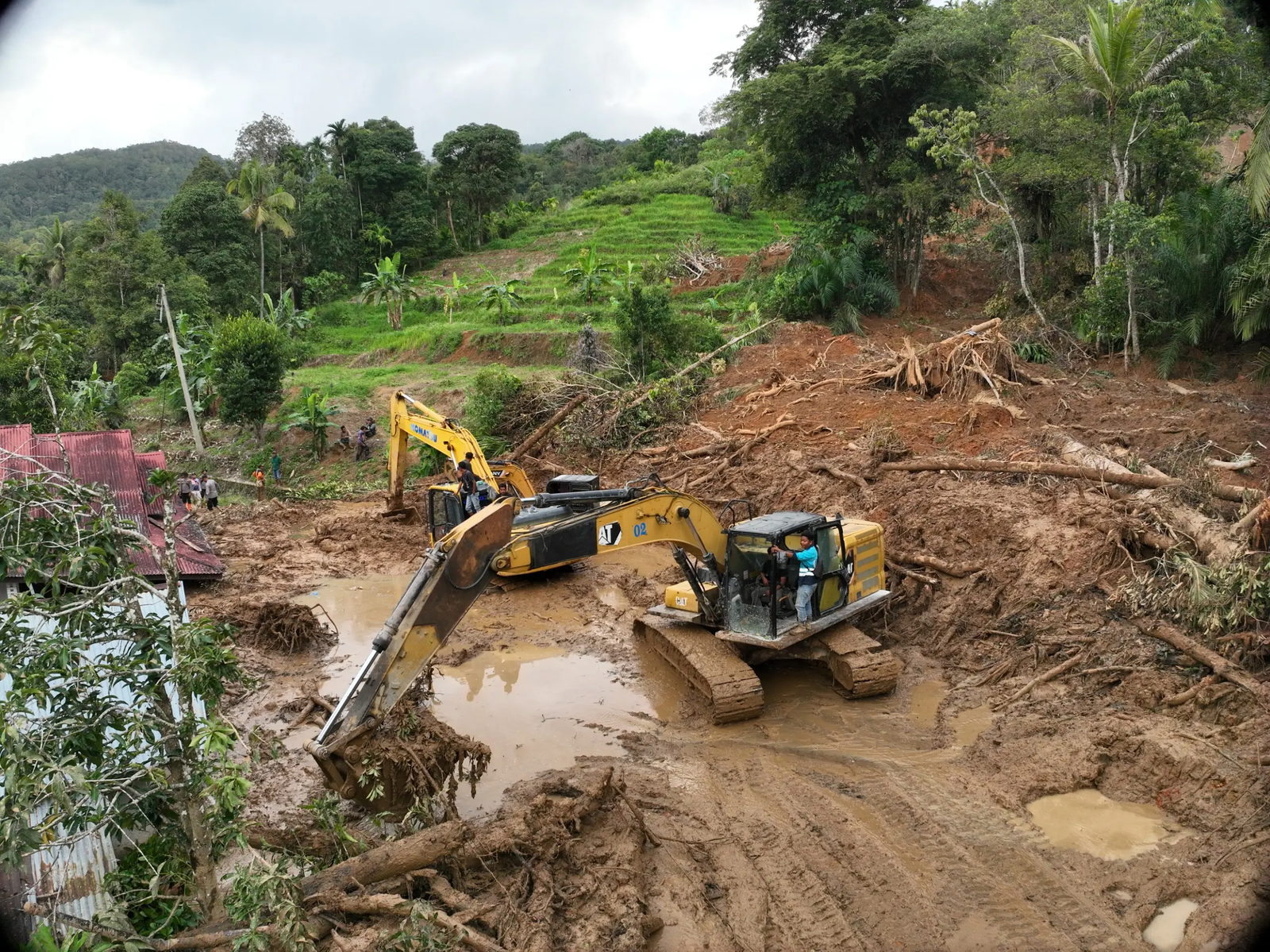 Akses di wilayah Silungkang yang sempat terputus akibat bencana banjir bandang secara bertahap mulai dapat dilalui kembali. Sejumlah titik, termasuk di Jorong Tantaman, Nagari Tigo Koto Silungkang Kec. Palembayan Kab. Agam, akses masih terputus karena timbunan material lumpur, batu dan kayu, Rabu (3/12).