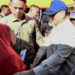 Presiden Prabowo Subianto meninjau langsung posko pengungsian di Perumahan Kasai Permai, Kabupaten Padang Pariaman, Provinsi Sumatra Barat, pada Senin, 1 Desember 2025. Foto: BPMI Setpres/Cahyo