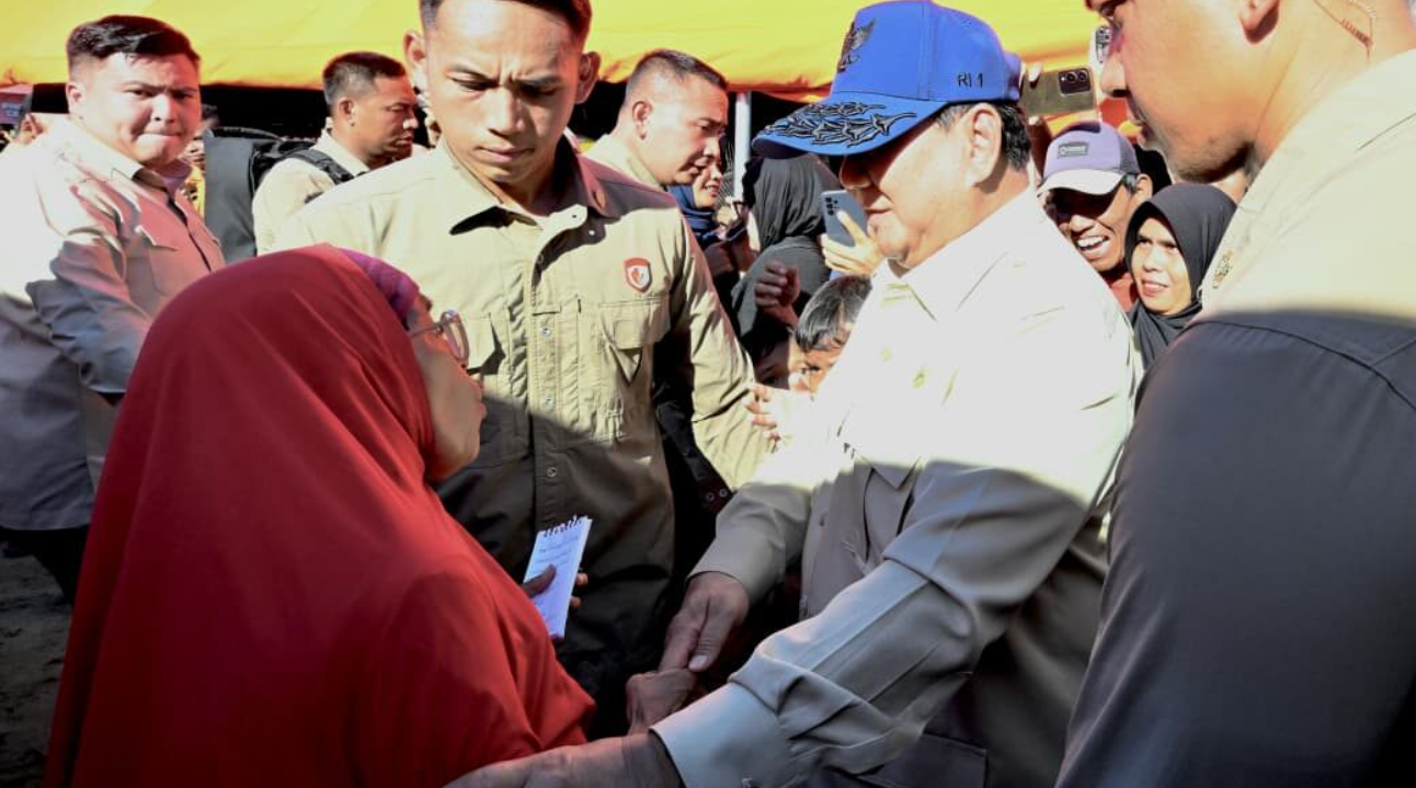 Presiden Prabowo Subianto meninjau langsung posko pengungsian di Perumahan Kasai Permai, Kabupaten Padang Pariaman, Provinsi Sumatra Barat, pada Senin, 1 Desember 2025. Foto: BPMI Setpres/Cahyo