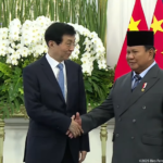 Presiden Prabowo Subianto menyambut Ketua MPR China Wang Huning dengan jabat tangan hangat saat memulai pertemuan resmi di Istana Merdeka, Jakarta.