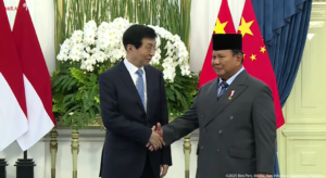 Presiden Prabowo Subianto menyambut Ketua MPR China Wang Huning dengan jabat tangan hangat saat memulai pertemuan resmi di Istana Merdeka, Jakarta.