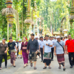 Wabup Bagus Alit Sucipta didampingi Ketua WHDI Badung Yunita Alit Sucipta meninjau langsung lokasi bencana pohon tumbang di kawasan Daya Tarik Wisata (DTW) Alas Pala Sangeh, Abiansemal, Kamis, (4/12).