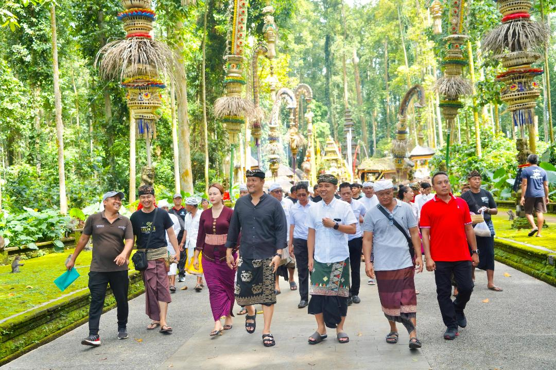 Wabup Bagus Alit Sucipta didampingi Ketua WHDI Badung Yunita Alit Sucipta meninjau langsung lokasi bencana pohon tumbang di kawasan Daya Tarik Wisata (DTW) Alas Pala Sangeh, Abiansemal, Kamis, (4/12).