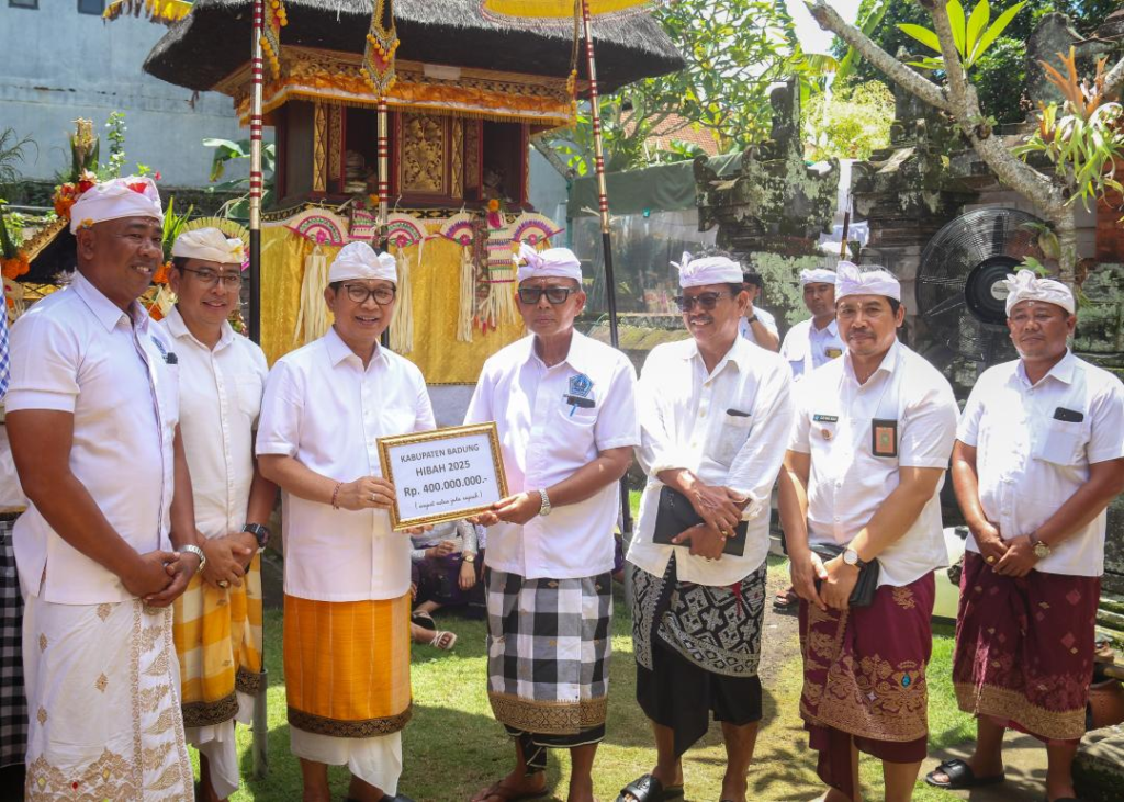 Bupati Adi Arnawa saat hadiri Karya Ngeratep serta Pasupati Lingga Arcana di Pura Kayu Putih, Banjar Pasekan, Desa Tangeb, Kamis (4/12).