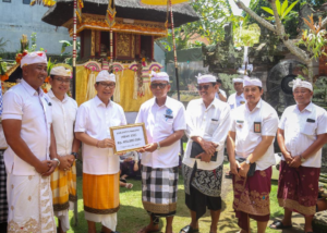 Bupati Adi Arnawa saat hadiri Karya Ngeratep serta Pasupati Lingga Arcana di Pura Kayu Putih, Banjar Pasekan, Desa Tangeb, Kamis (4/12).