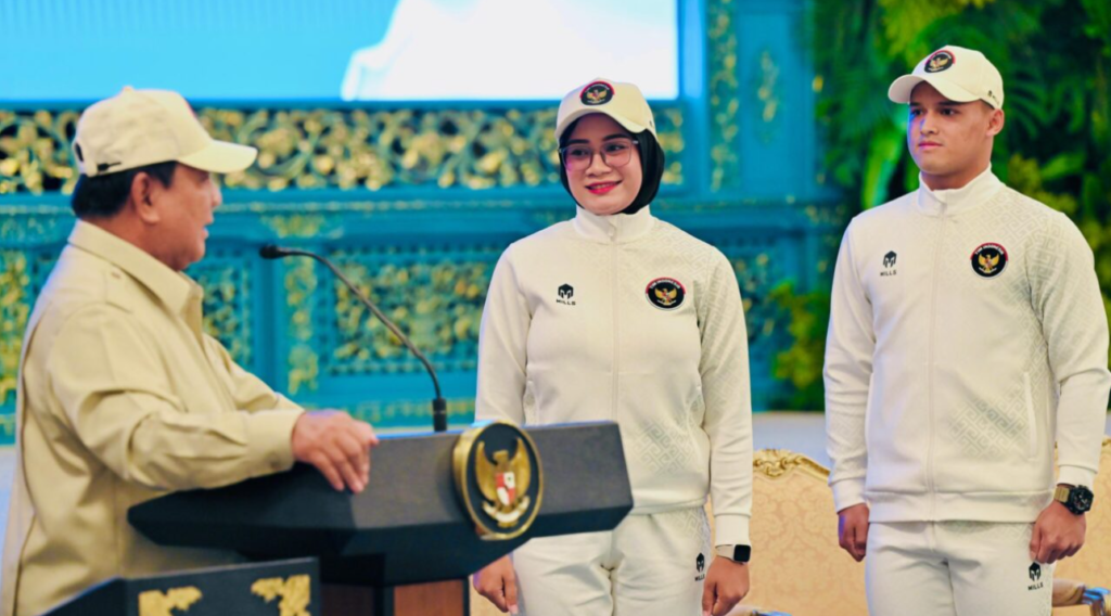 Atlet cabang olahraga panahan Diananda Choirunisa dan atlet cabang olahraga angkat besi Rizki Juniansyah pada acara Pelepasan Kontingen Indonesia Menuju SEA Games Ke-33 Thailand Tahun 2025 di Istana Negara, Jakarta, pada Jumat, 5 Desember 2025.