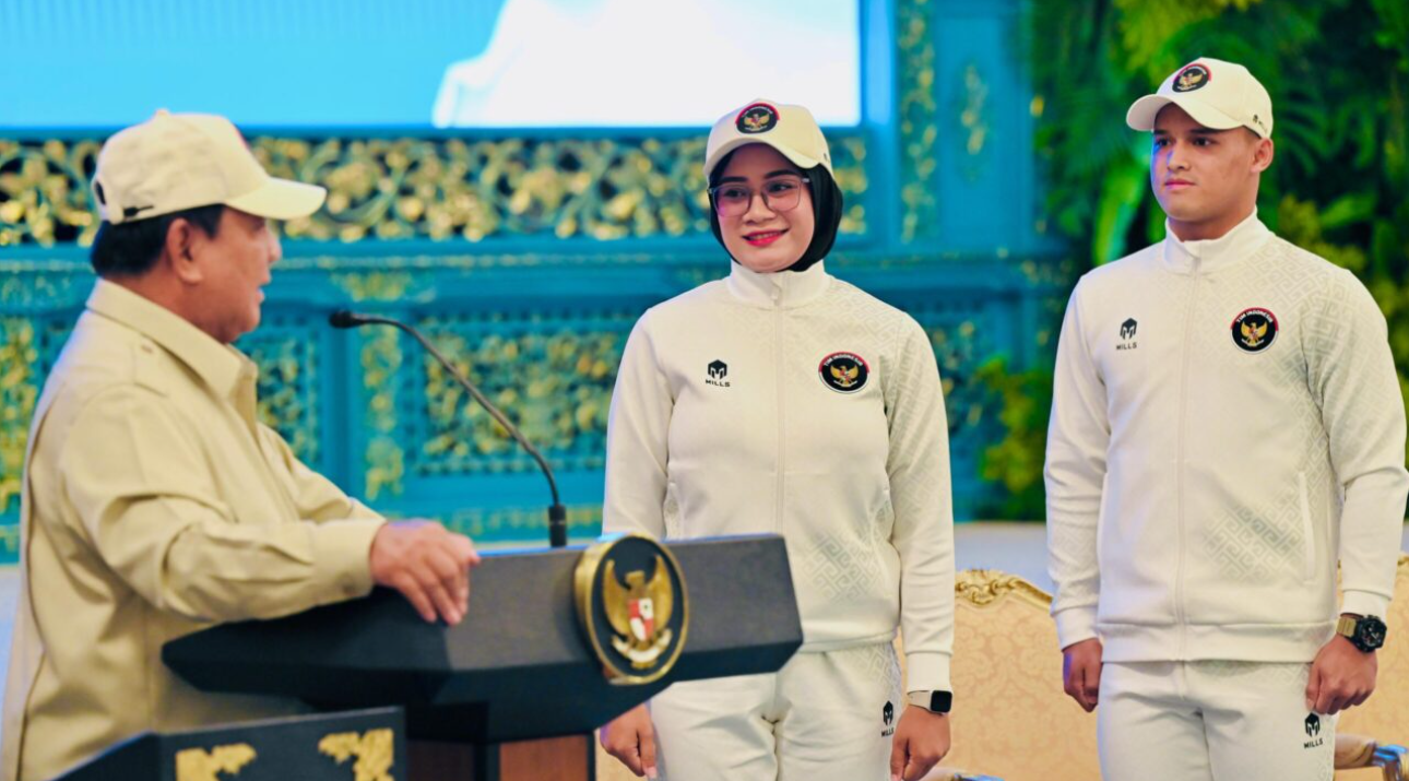 Atlet cabang olahraga panahan Diananda Choirunisa dan atlet cabang olahraga angkat besi Rizki Juniansyah pada acara Pelepasan Kontingen Indonesia Menuju SEA Games Ke-33 Thailand Tahun 2025 di Istana Negara, Jakarta, pada Jumat, 5 Desember 2025.