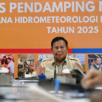 Presiden Prabowo Subianto memberikan arahan di Pos Pendamping Nasional Penanganan Bencana Alam Aceh yang berlokasi di Pangkalan TNI AU Sultan Iskandar Muda, Aceh Besar, pada Minggu, 7 Desember 2025.