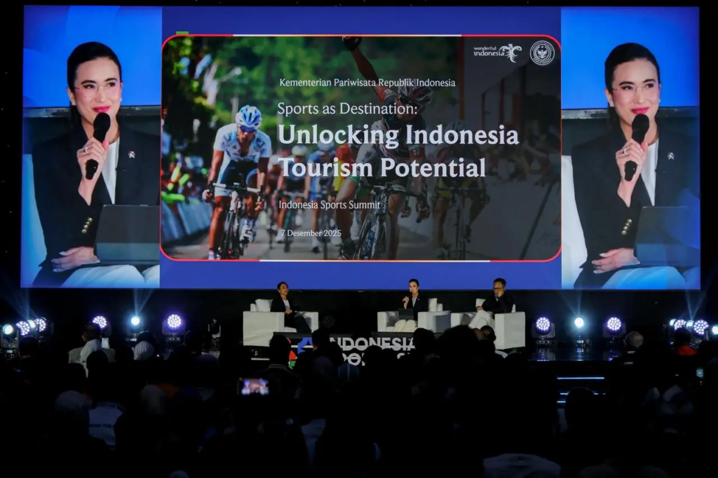 Menteri Pariwisata Widiyanti Putri Wardhana saat menjadi pembicara dalam “Indonesian Sports Summit 2025” di Indonesia Arena, Senayan, Jakarta. Minggu (7/12/2025).