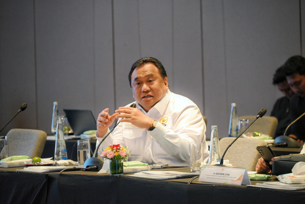 Anggota Komisi VI DPR RI Rachmat Gobel saat mengikuti pertemuan dengan Kemendag, Bulog, ID FOOD, BP BUMN dan Danantara di Denpasar, Jumat (5/12/2025). Foto: Tari/vel