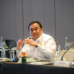 Anggota Komisi VI DPR RI Rachmat Gobel saat mengikuti pertemuan dengan Kemendag, Bulog, ID FOOD, BP BUMN dan Danantara di Denpasar, Jumat (5/12/2025). Foto: Tari/vel