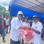 Bupati Maluku Tengah, Zulkarnain Awat Amir menyerahkan bantuan kepada tiga negeri di Kecamatan Seram Utara, Kabupaten Maluku Tengah.
