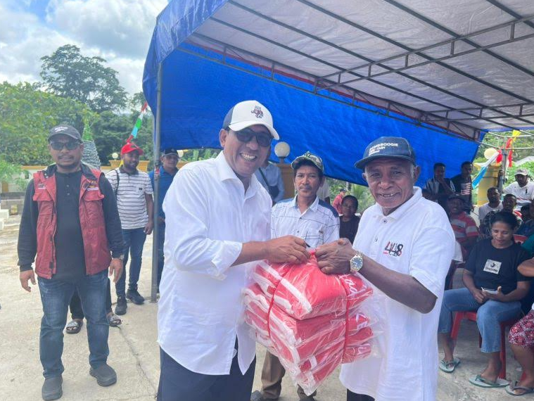 Bupati Maluku Tengah, Zulkarnain Awat Amir menyerahkan bantuan kepada tiga negeri di Kecamatan Seram Utara, Kabupaten Maluku Tengah.