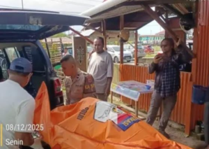 Polisi mengevakuasi Jenazah Abun dengan menggunakan Ambulans TNI AU ke rumah sakit Bhayangkara Tantui, Ambon.