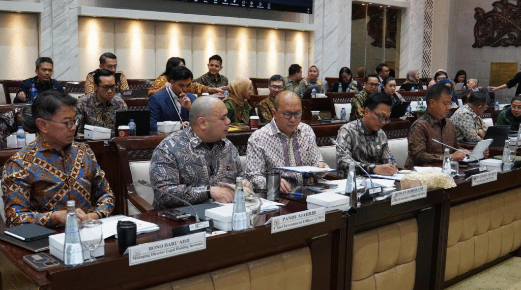 Manajemen Danantara Indonesia memaparkan Rencana Kerja dan Anggaran Perusahaan (RKAP) 2026 dalam rapat bersama Komisi XI DPR RI di Jakarta, Senin (1/12/2025).