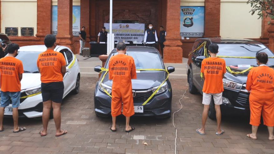 Lima tersangka komplotan penggelapan mobil jaringan Jawa Timur–Bali. (Foto: Istimewa