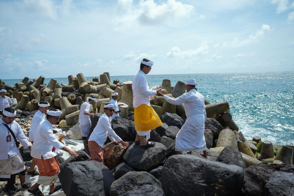 Bupati Wayan Adi Arnawa sembahyang bersama dan mulang pekelem saat Pujawali Pedudusan Alit di Pura Luhur Uluwatu, Desa Pecatu, Kecamatan Kuta Selatan, Selasa (9/12).