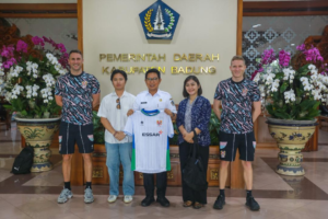 Bupati Wayan Adi Arnawa saat menerima kunjungan delegasi Tranmere Rovers Football Club asal wilayah Liverpool Raya, Inggris, di Puspem Badung, Rabu (10/12).