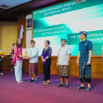 Bupati Wayan Adi Arnawa menyerahkan piagam penghargaan kepada 94 perusahaan, Lembaga, Asosiasi, dan Yayasan saat Kegiatan Gathering Forum TJSP Kabupaten Badung di Ruang Kertha Gosana, Puspem Badung, Kamis (11/12).
