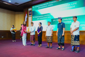 Bupati Wayan Adi Arnawa menyerahkan piagam penghargaan kepada 94 perusahaan, Lembaga, Asosiasi, dan Yayasan saat Kegiatan Gathering Forum TJSP Kabupaten Badung di Ruang Kertha Gosana, Puspem Badung, Kamis (11/12).