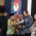 Wakil Bupati Badung Bagus Alit Sucipta menerima penghargaan Kategori Pelayanan Publik – Perbaikan Akses Layanan Pendidikan pada Aspek Fiskal Tinggi Tingkat Kabupaten, yang diserahkan oleh Menteri Pendidikan Dasar dan Menengah RI, Abdul Mu’ti, dalam acara Malam Apresiasi Kinerja Pemerintahan Daerah 2025 di Hotel Borobudur Jakarta, Senin (1/12).