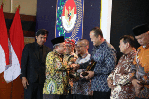 Wakil Bupati Badung Bagus Alit Sucipta menerima penghargaan Kategori Pelayanan Publik – Perbaikan Akses Layanan Pendidikan pada Aspek Fiskal Tinggi Tingkat Kabupaten, yang diserahkan oleh Menteri Pendidikan Dasar dan Menengah RI, Abdul Mu’ti, dalam acara Malam Apresiasi Kinerja Pemerintahan Daerah 2025 di Hotel Borobudur Jakarta, Senin (1/12).