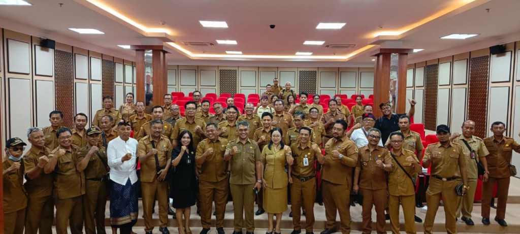 Para perangkat desa dan pejabat Pemkab Gianyar berfoto bersama usai Rapat Koordinasi Perbekel dan BPD se-Kabupaten Gianyar di Mal Pelayanan Publik Gianyar. (Foto: Istimewa)