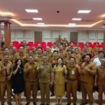 Para perangkat desa dan pejabat Pemkab Gianyar berfoto bersama usai Rapat Koordinasi Perbekel dan BPD se-Kabupaten Gianyar di Mal Pelayanan Publik Gianyar. (Foto: Istimewa)
