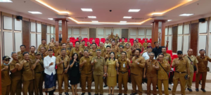 Para perangkat desa dan pejabat Pemkab Gianyar berfoto bersama usai Rapat Koordinasi Perbekel dan BPD se-Kabupaten Gianyar di Mal Pelayanan Publik Gianyar. (Foto: Istimewa)