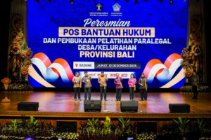 Menteri Hukum RI, Supratman Andi Agtas meresmikan pembentukan Pos Bantuan Hukum dan memberikan penghargaan pembentukan Posbankum dari Menkum RI kepada Bupati Wayan Adi Arnawa di Balai Budaya Giri Nata Mandala, Puspem Badung, Jumat (12/12).