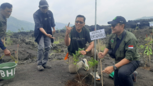 Kepala BKSDA Bali bersama Ketua Yayasan Bali Hijau Lestari (YBHL) melakukan penanaman pohon dalam Bali Reforestation Festival (BRF) XVIII di Yeh Mampeh, Blok Bukit Payang, TWA Gunung Batur, Kintamani, Minggu (14/12/2025).
