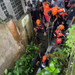 Tim gabungan Basarnas, BPBD, dan kepolisian mengevakuasi jasad seorang turis perempuan yang ditemukan tersangkut di gorong-gorong jembatan Jalan Krisnanta, Desa Tibubeneng, Canggu, Kuta Utara, Badung, Minggu (14/12/2025).