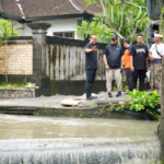 Wabup Bagus Alit Sucipta saat meninjau lokasi banjir di kawasan Lingkungan Krisnantara, Tibubeneng dan Jalan Sri Kahyangan, Canggu, Kuta Utara, Minggu (14/12).