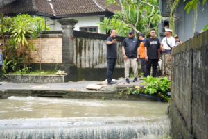 Wabup Bagus Alit Sucipta saat meninjau lokasi banjir di kawasan Lingkungan Krisnantara, Tibubeneng dan Jalan Sri Kahyangan, Canggu, Kuta Utara, Minggu (14/12).
