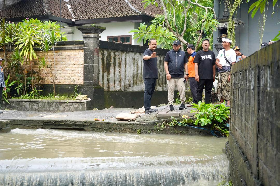 Wabup Bagus Alit Sucipta saat meninjau lokasi banjir di kawasan Lingkungan Krisnantara, Tibubeneng dan Jalan Sri Kahyangan, Canggu, Kuta Utara, Minggu (14/12).