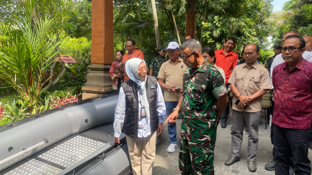 Plt. Deputi Bidang Pengelolaan Sampah, Limbah dan B3, Hanifah Dwi Nirmala mewakili Menteri LH/Kepala BPLH, menyerahkan dua perahu karet yang berlangsung di Kantor Pusat Pengendalian Lingkungan Hidup Bali dan Nusa Tenggara (Pusdal Balinusra). (Foto: Kemen LH/BPLH)