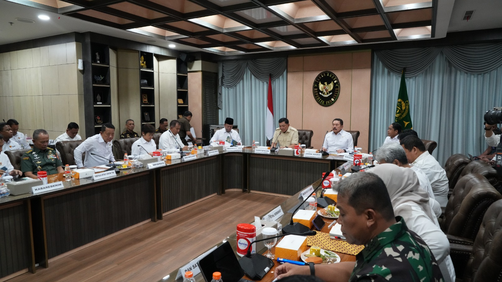 Rapat Koordinasi Satuan Tugas Penertiban Kawasan Hutan (Satgas PKH) yang dipimpin Menteri Pertahanan Sjafrie Sjamsoeddin di Gedung Utama Kejaksaan Agung, Jakarta, Senin (15/12/2025), membahas hasil investigasi bencana di Provinsi Aceh, Sumatera Utara, dan Sumatera Barat.