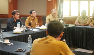 Wali Kota Denpasar I Gusti Ngurah Jaya Negara memimpin rapat bersama perbekel dan lurah se-Kota Denpasar di Gedung Graha Sewakadarma (GSD), Senin (15/12), membahas percepatan penanganan sampah menyusul rencana penutupan TPA Suwung.