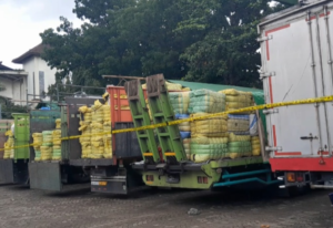 Petugas Satgas Gakum Importasi Ilegal Dittipideksus Bareskrim Polri mengamankan ratusan bal pakaian bekas impor ilegal yang dimuat dalam sejumlah truk saat pengungkapan kasus jaringan impor pakaian bekas asal Korea Selatan di Bali, Senin (15/12/2025).