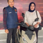 Polresta Pulau Ambon dan Pulau-pulau Lease menyerahkan kembali sepeda motor kepada pemiliknya, Nurmiati Nontji.