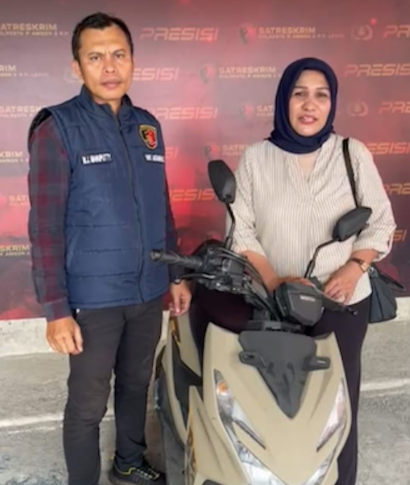 Polresta Pulau Ambon dan Pulau-pulau Lease menyerahkan kembali sepeda motor kepada pemiliknya, Nurmiati Nontji.