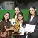 Bunda Anti Narkoba Kabupaten Badung Nyonya Rasniathi Adi Arnawa menutup secara resmi Lomba Kadarkum Desa Darmasaba Tahun 2025 di Lapangan Forum Banjar Umahanyar, Desa Darmasaba, Minggu (14/12).