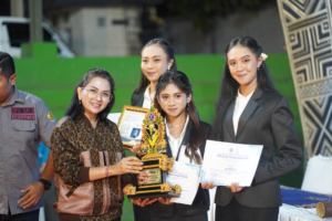 Bunda Anti Narkoba Kabupaten Badung Nyonya Rasniathi Adi Arnawa menutup secara resmi Lomba Kadarkum Desa Darmasaba Tahun 2025 di Lapangan Forum Banjar Umahanyar, Desa Darmasaba, Minggu (14/12).