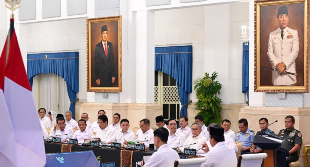 Presiden Prabowo Subianto memimpin Sidang Kabinet Paripurna (SKP) yang digelar di Istana Negara, Jakarta, pada Senin, 15 Desember 2025. Dalam sidang tersebut, Menteri Koordinator Bidang Perekonomian Airlangga Hartarto menyampaikan laporan mengenai kondisi terkini perekonomian nasional. Foto: BPMI Setpres/Muchlis Jr