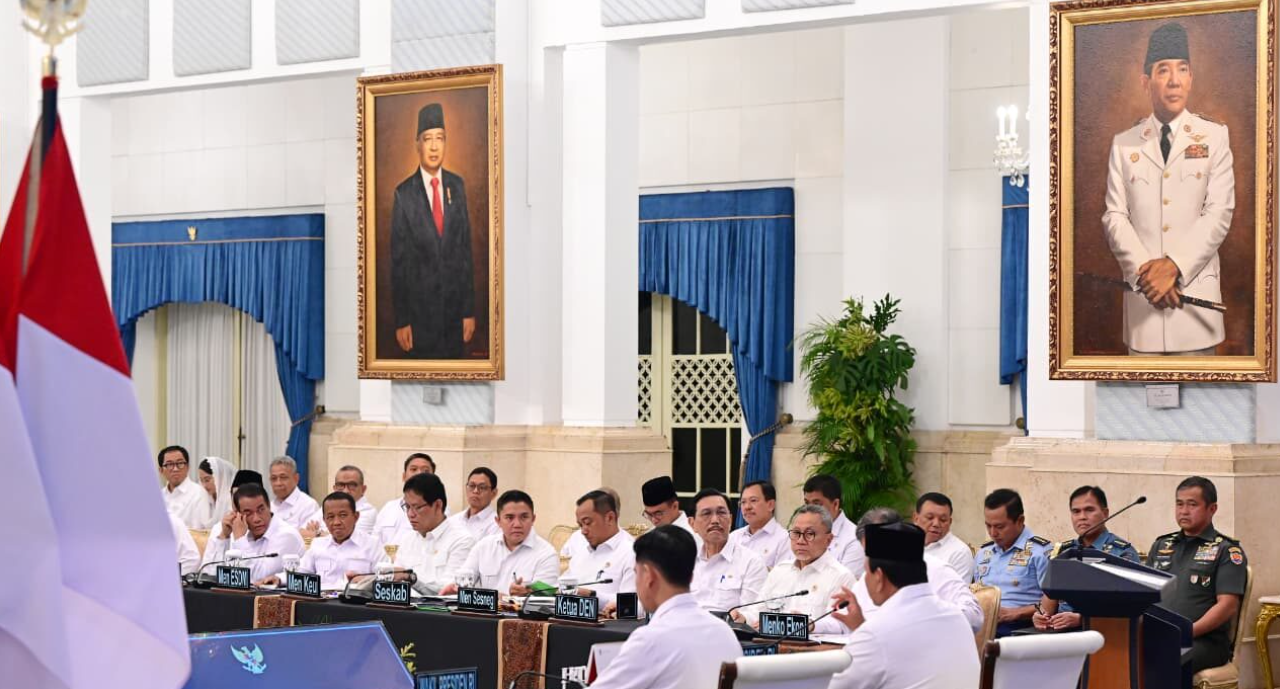Presiden Prabowo Subianto memimpin Sidang Kabinet Paripurna (SKP) yang digelar di Istana Negara, Jakarta, pada Senin, 15 Desember 2025. Dalam sidang tersebut, Menteri Koordinator Bidang Perekonomian Airlangga Hartarto menyampaikan laporan mengenai kondisi terkini perekonomian nasional. Foto: BPMI Setpres/Muchlis Jr
