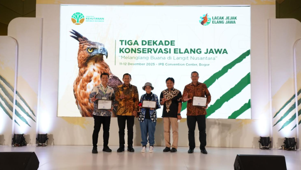 PT Pertamina Geothermal Energy Tbk (PGE) menerima Penghargaan Menteri Kehutanan dalam rangkaian kegiatan Tiga Dekade Konservasi Elang Jawa di IPB Convention Center, Bogor, Jumat (12/12/2025), atas komitmen lebih dari satu dekade mendukung pelestarian Elang Jawa melalui Pusat Konservasi Elang Kamojang.