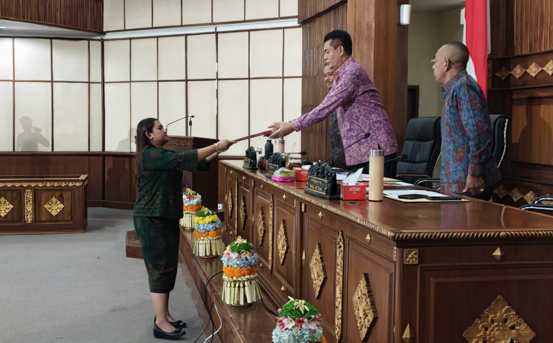 Anak Agung Istri Paramita Dewi dalam Rapat Paripurna DPRD Bali di Gedung Wiswa Sabha Kantor Gubernur Bali, Senin (15/12).