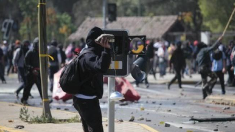 Bentrok antar Desa Sangliat Krawain dan Desa Arui Bab di Kabupaten Kepulauan Tanimbar.