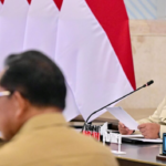 Presiden Prabowo Subianto memberikan pengarahan kepada Kepala Daerah se-Papua serta Komite Eksekutif Percepatan Pembangunan Otonomi Khusus Papua di Istana Negara, Jakarta, pada Selasa, 16 Desember 2025. Foto: BPMI Setpres/Rusman
