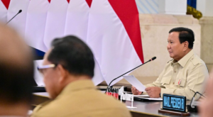 Presiden Prabowo Subianto memberikan pengarahan kepada Kepala Daerah se-Papua serta Komite Eksekutif Percepatan Pembangunan Otonomi Khusus Papua di Istana Negara, Jakarta, pada Selasa, 16 Desember 2025. Foto: BPMI Setpres/Rusman